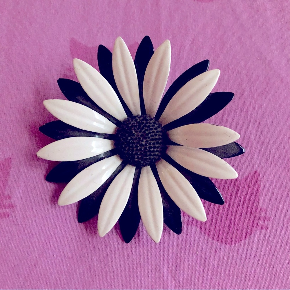 Vintage 1960s mid century mod enamel daisy pin 3 inches